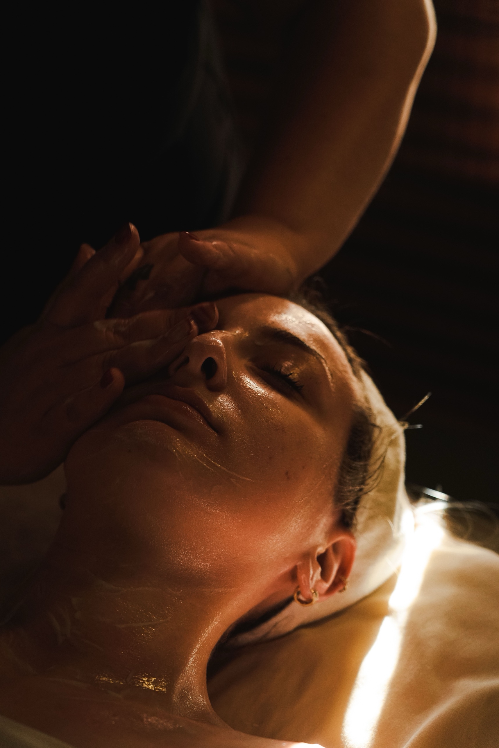 NAMASTÉ — facial ritual in soft light